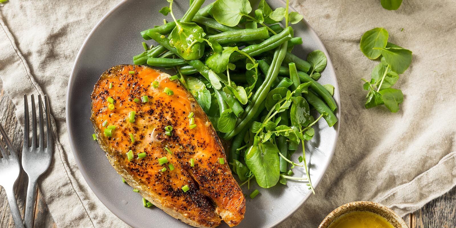 Lachsfilet mit grünem Salat - VitalBodyPLUS.de