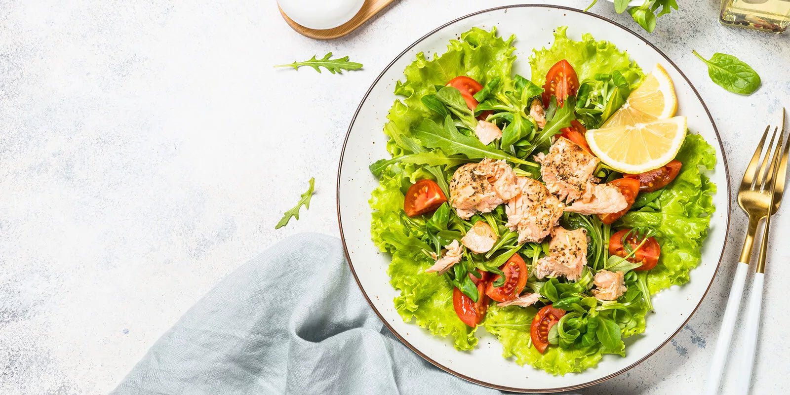 Grüner Salat mit gebackenem Lachs - VitalBodyPLUS.de