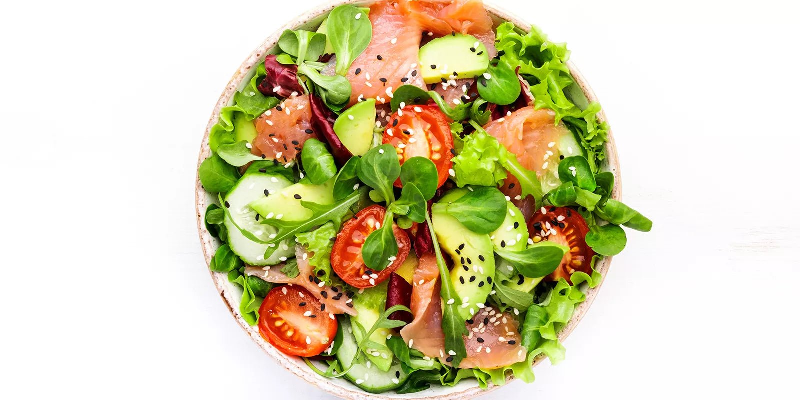 Ausgewogener Salat mit Lachs - VitalBodyPLUS.de