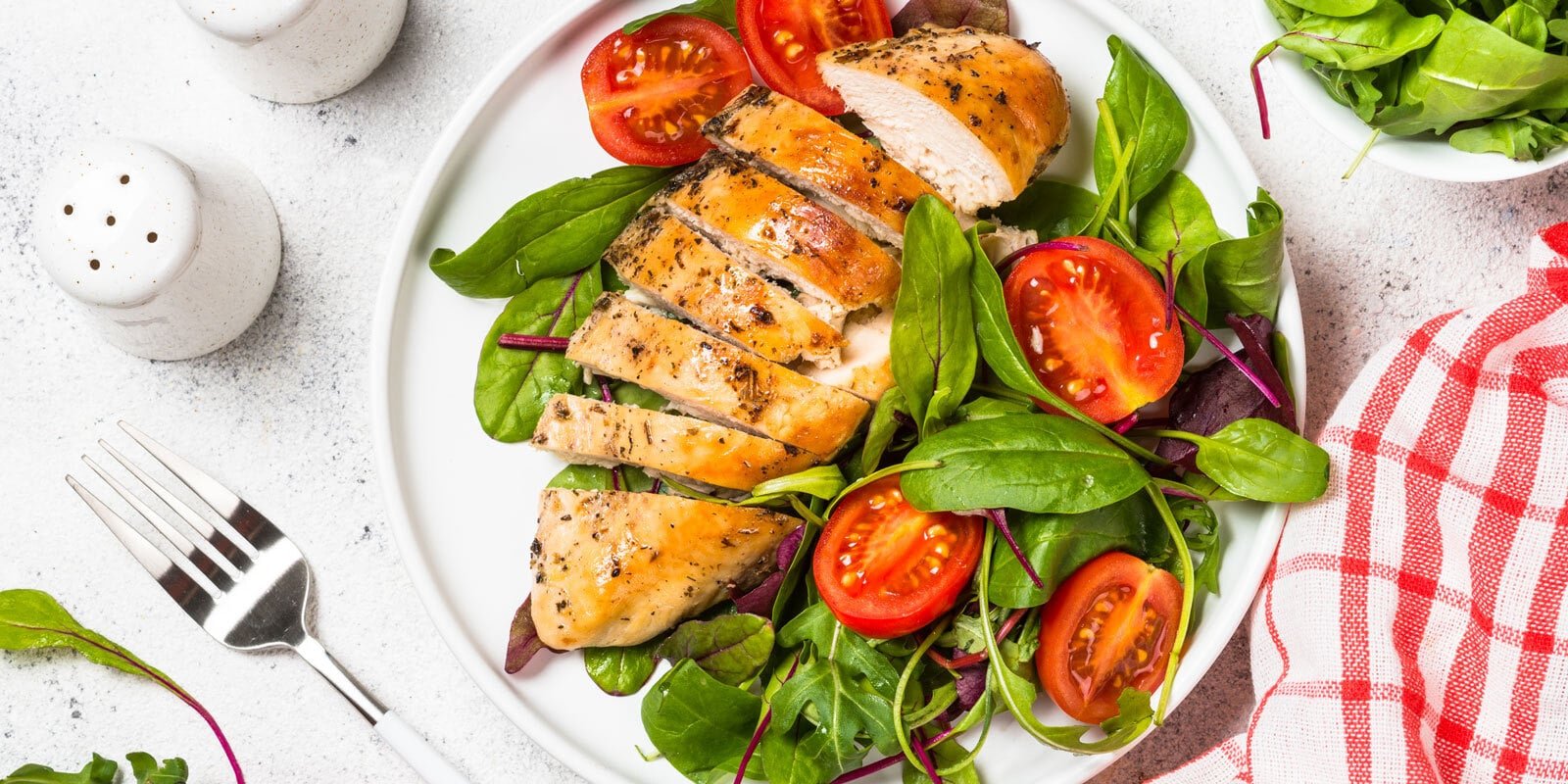 Hähnchenstreifen mit buntem Salat - VitalBodyPLUS.de