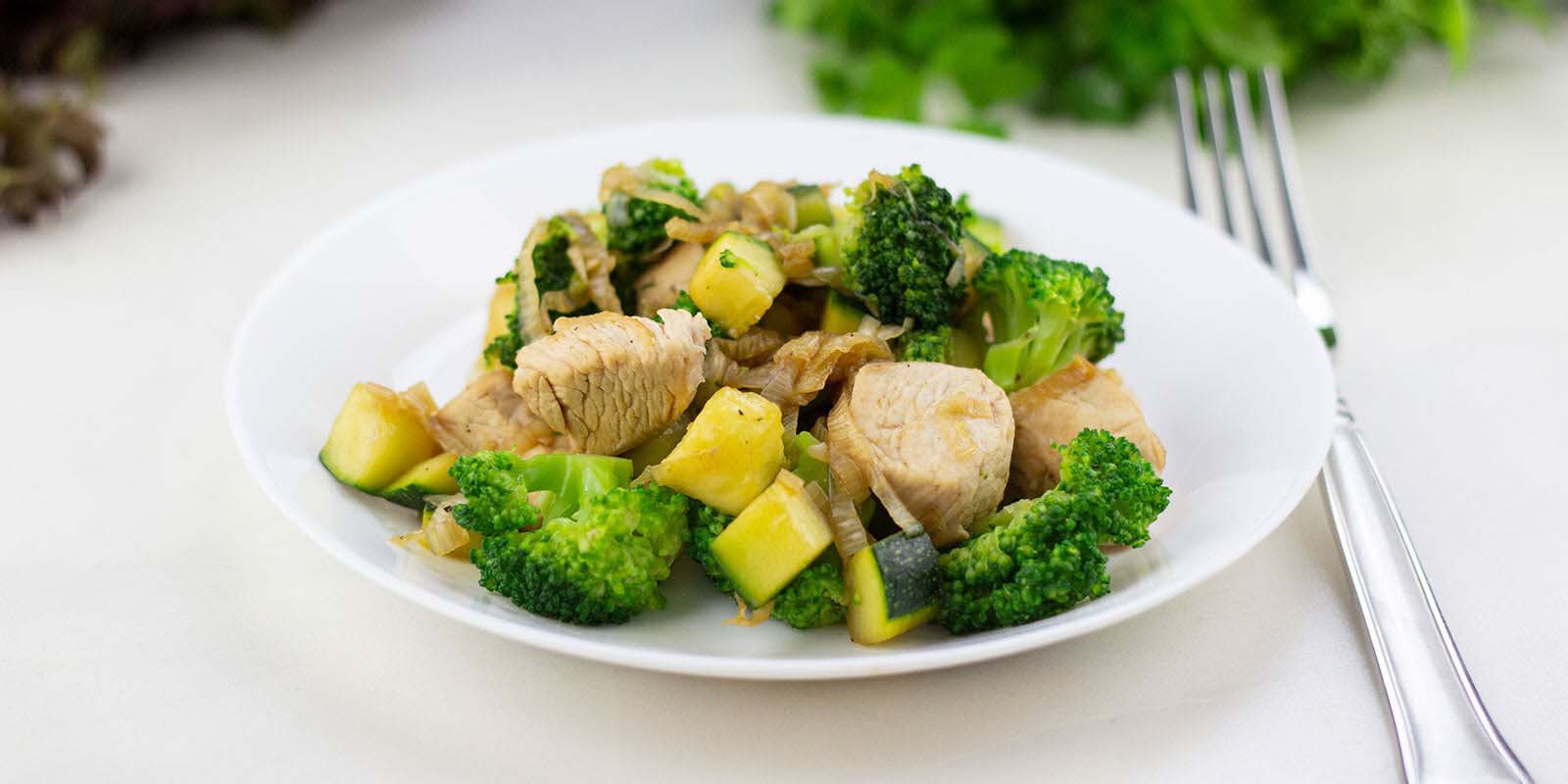 Leckere Putenbrust mit grünem Salat - VitalBodyPLUS.de