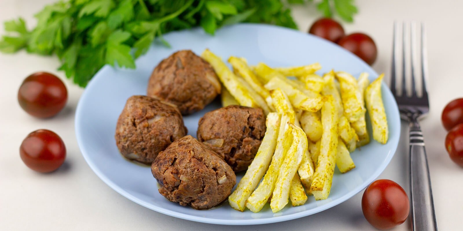 Kohlrabipommes mit Frikadellen - VitalBodyPLUS.de