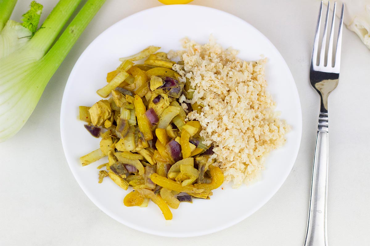 Buntes Gemüse mit veganem Hähnchenfleisch - VitalBodyPLUS.de