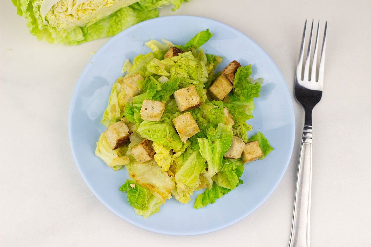 Herzhafter Räuchertofu mit Wirsingkohl - VitalBodyPLUS.de