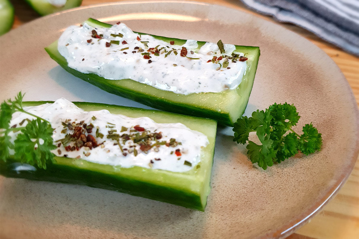 Eine mit Quark gefüllte Gurke auf einem Teller