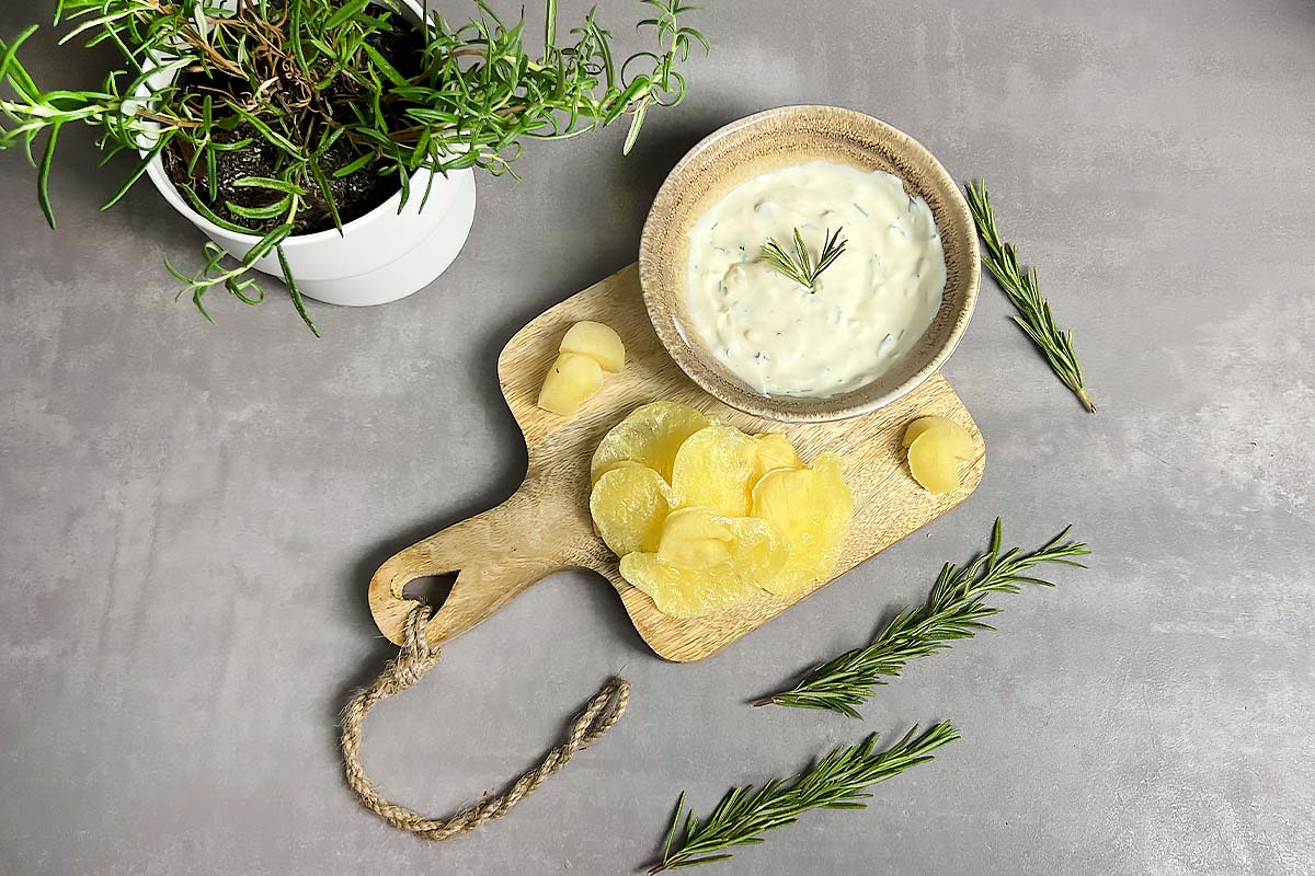 Herzhafte Harzer Käse Chips mit Proteindip