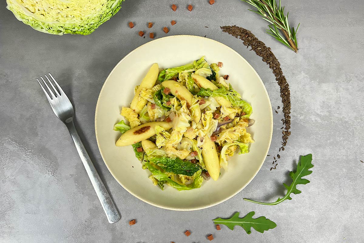 Sahnige Schupfnudel-Wirsing-Pfanne