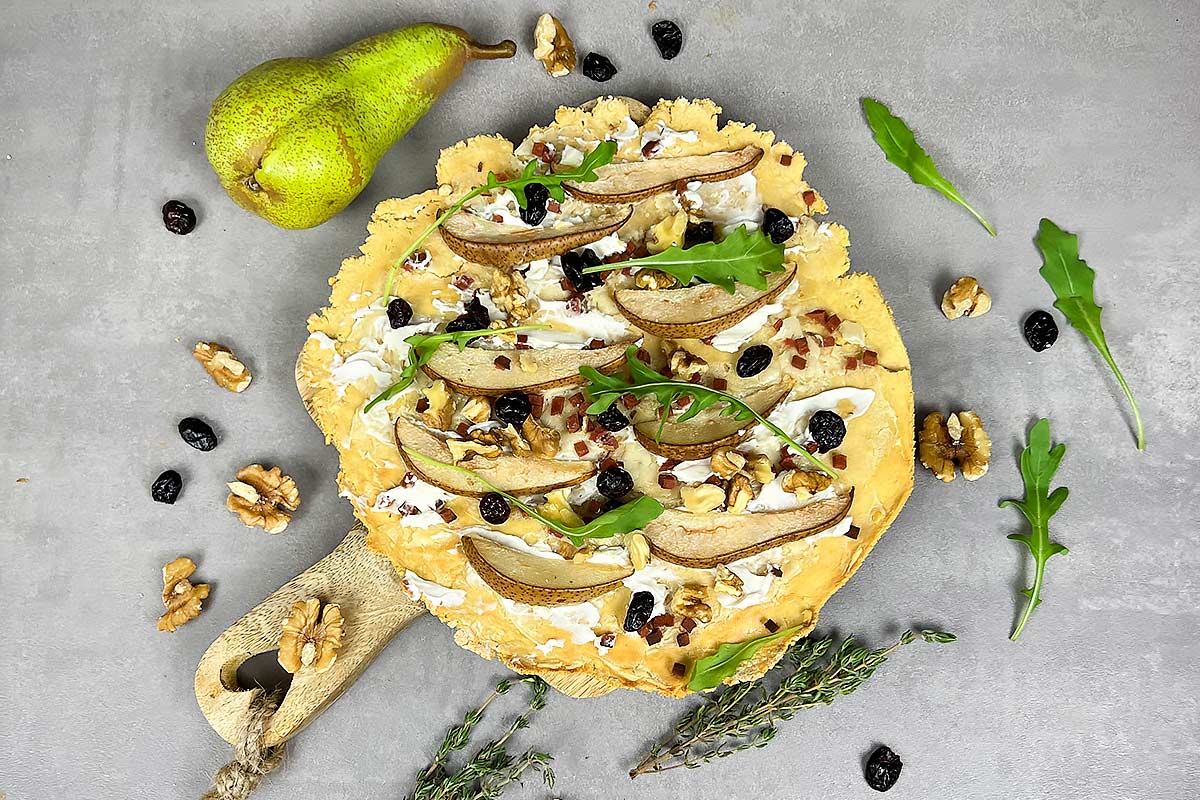 High Protein Birne-Ziegenkäse-Flammkuchen