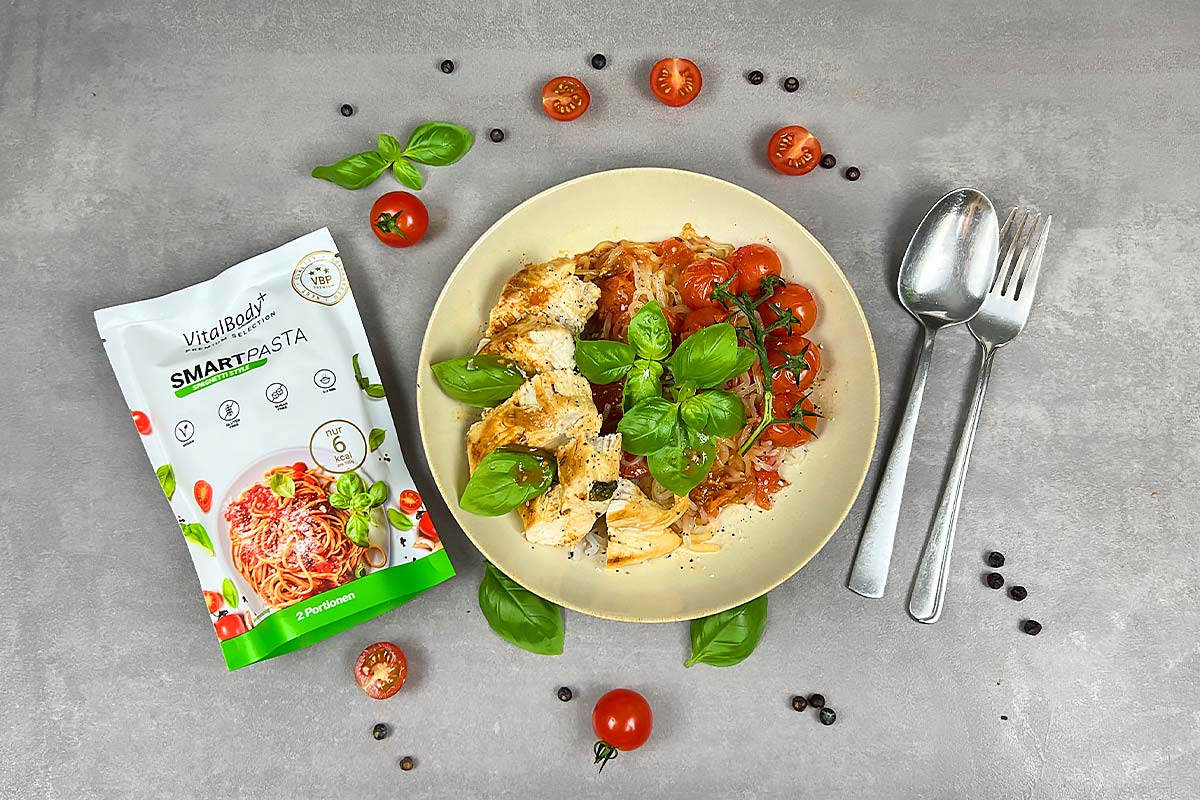Leichtes Tomate-Basilikum-Hähnchen mit SmartPasta - VitalBodyPLUS.de