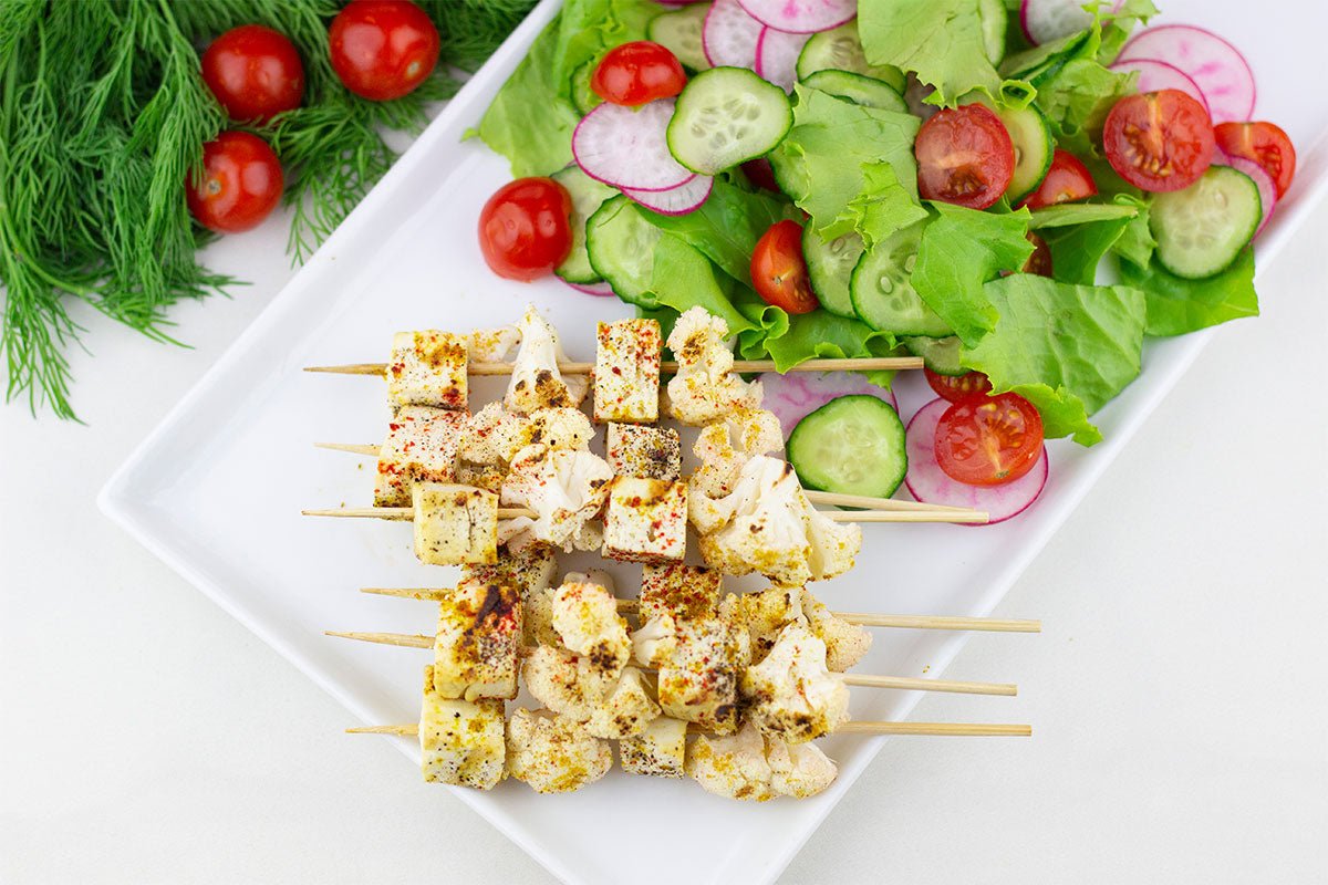 Blumenkohl-Tofuspieße mit gesundem Salat - VitalBodyPLUS.de