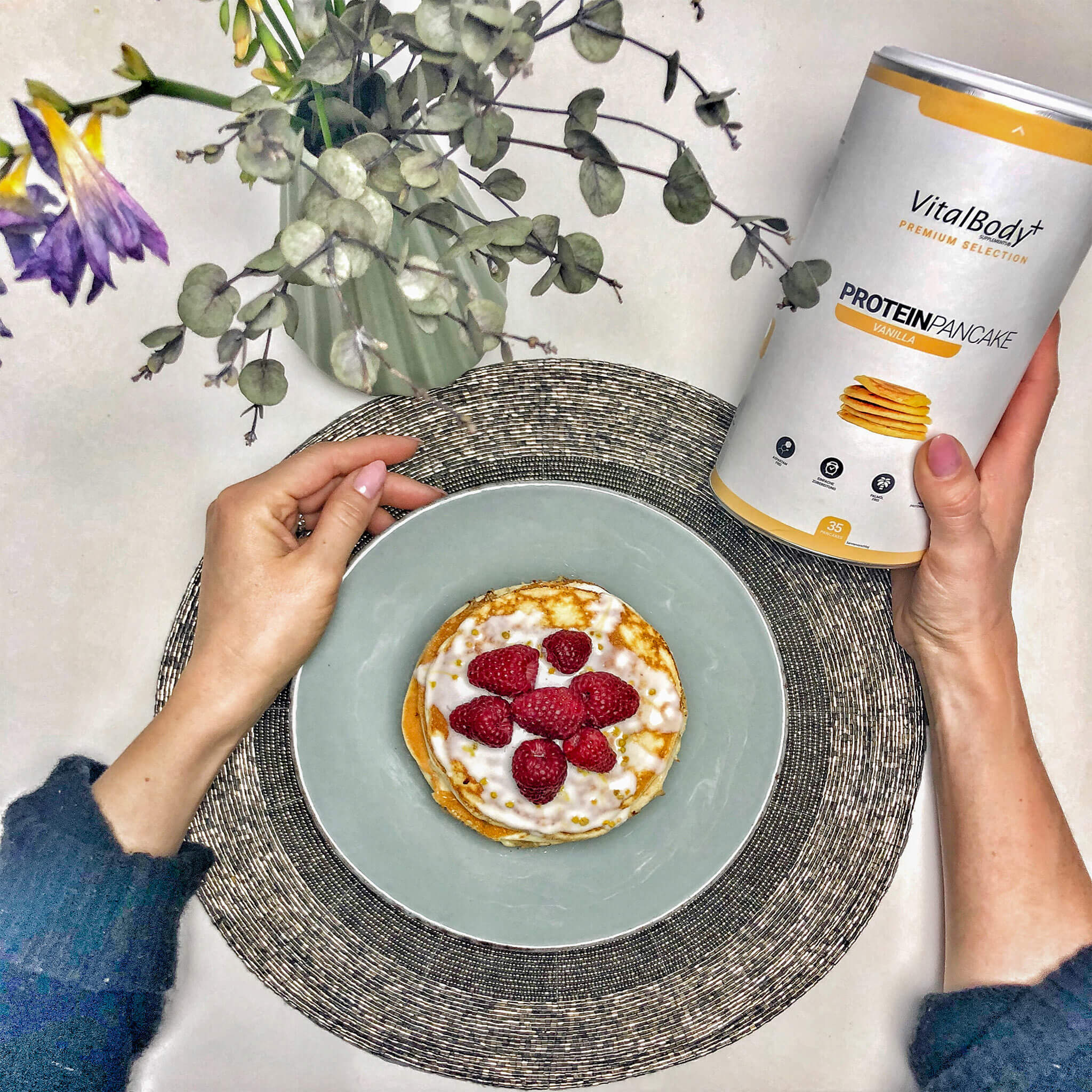 Proteinpancake von VitalBodyPLUS serviert auf Teller mit Sauce und Erdbeeren