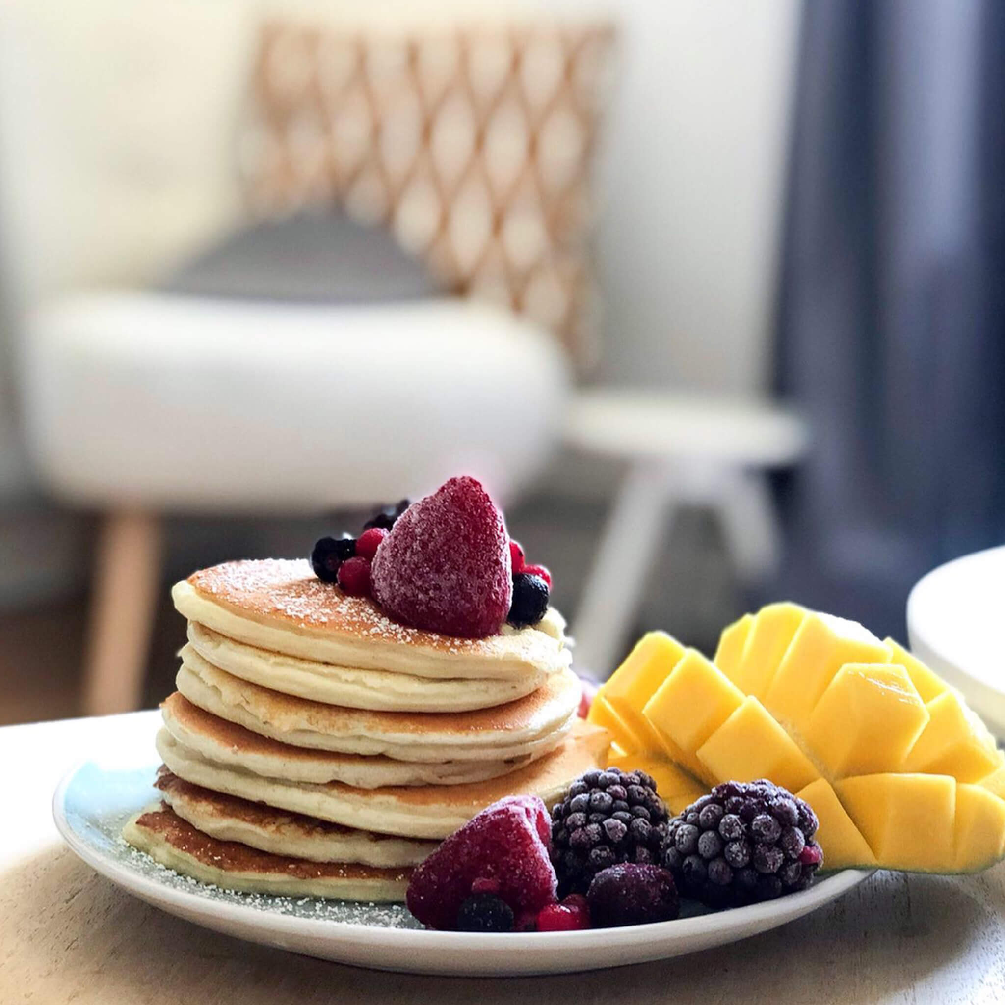 ProteinPancake auf Teller mit Früchten