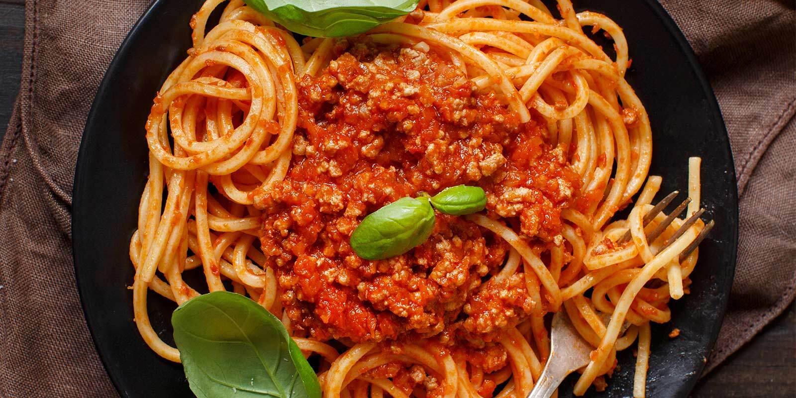 Spaghetti mit Sauce auf einem Teller