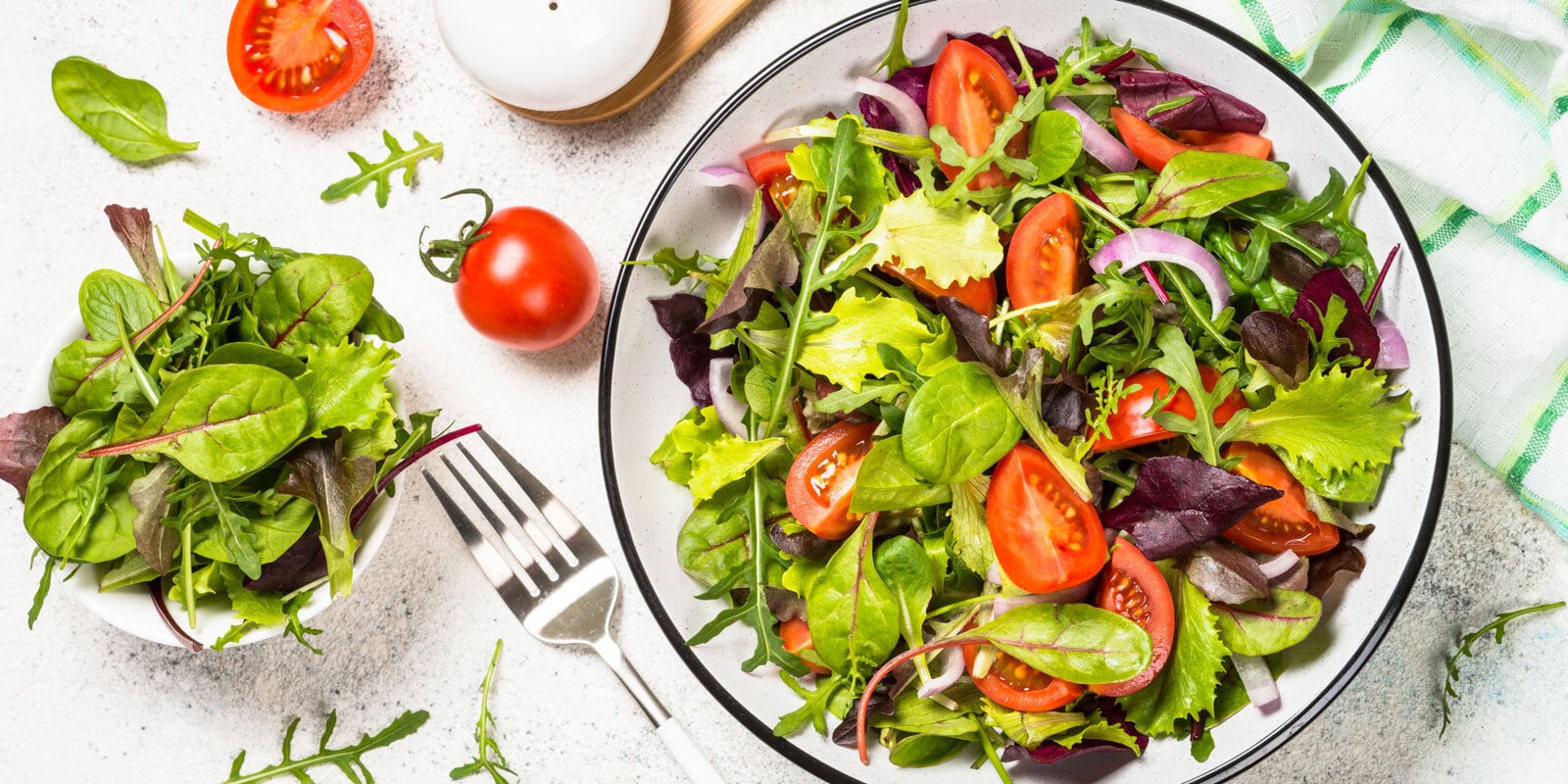 Frischer Gemüsesalat in einer Schüssel serviert