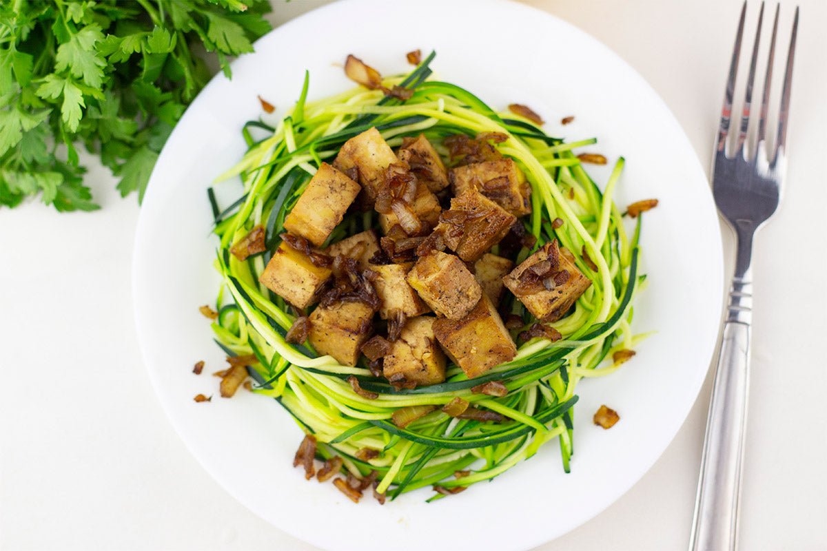 Zucchini-Nudeln mit leckerem Räuchertofu - VitalBodyPLUS.de