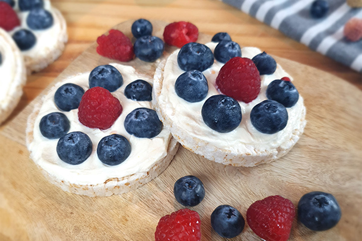 Reiswaffeln mit einer leckeren Joghurtcreme und Früchten