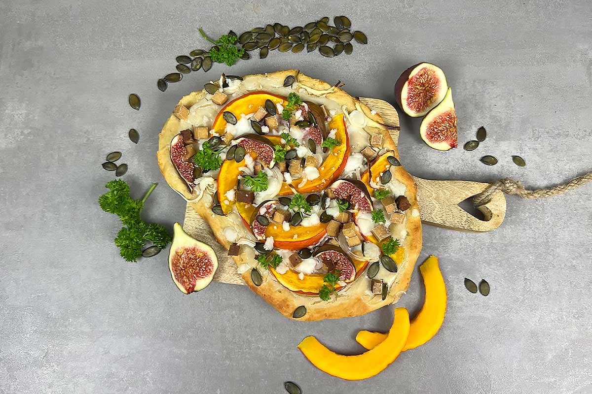 Würziger High Protein Kürbis Flammkuchen - VitalBodyPLUS.de