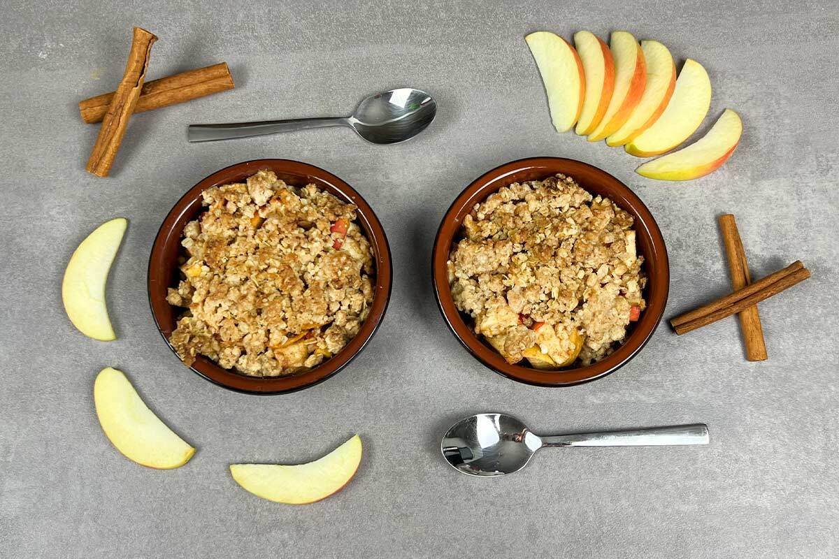 Warmer Apple Crumble auf einem Tisch serviert