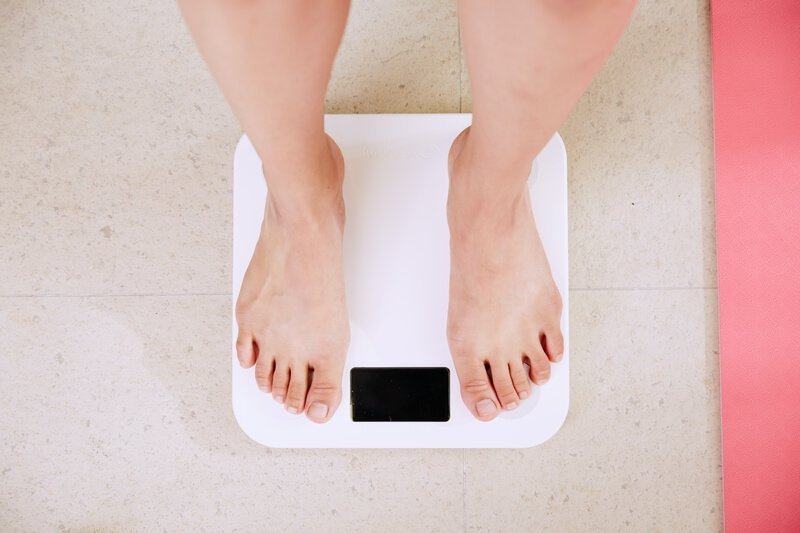 5 Gründe warum dein Gewicht trotz Kaloriendefizit stagniert - VitalBodyPLUS.de