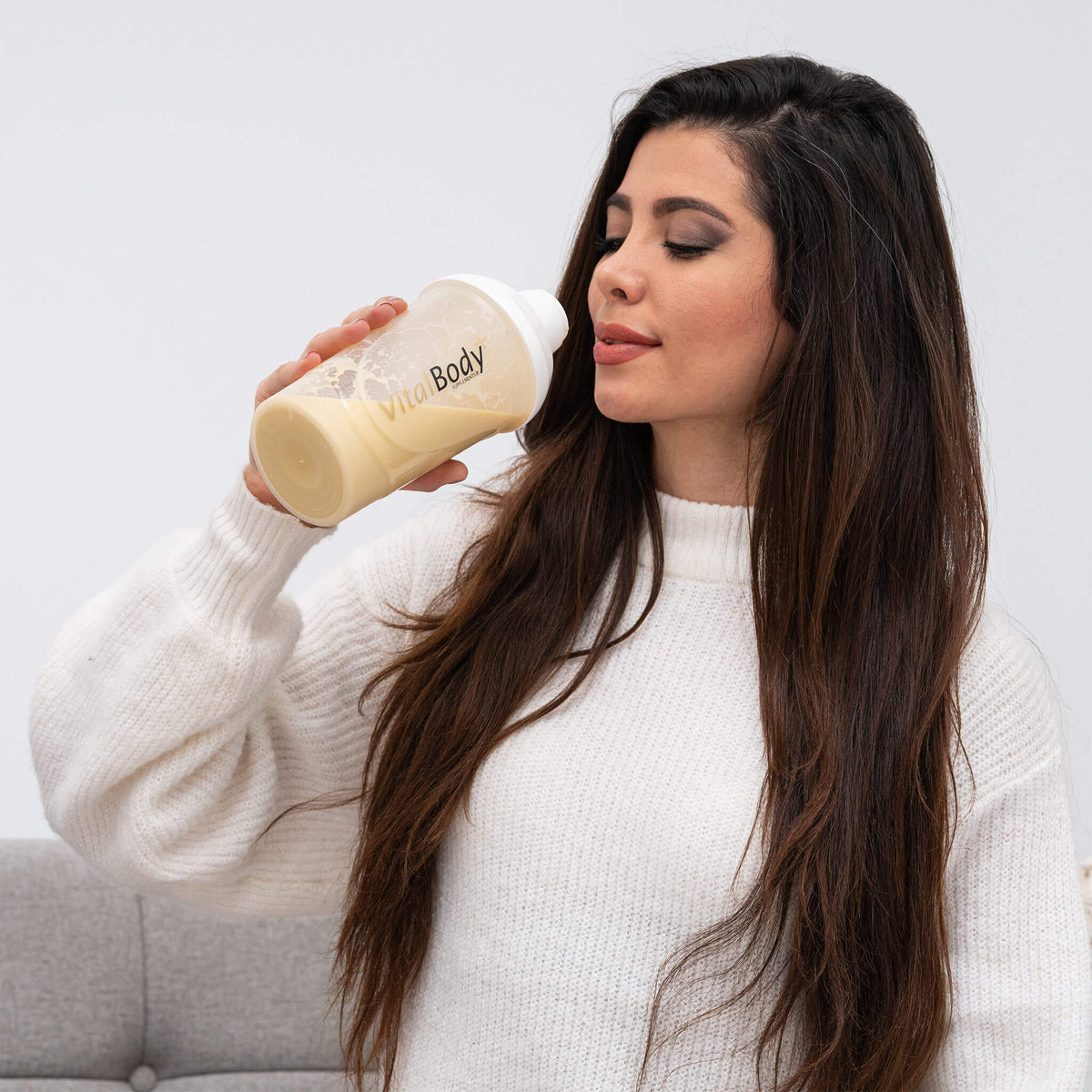 VitalBodyPLUS Shaker mit Shakeinhalt des DailyShakes gehalten von einer Frau 